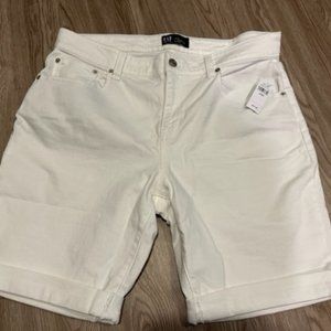 Gap 9" Women's White Bermuda Shorts with Washwell